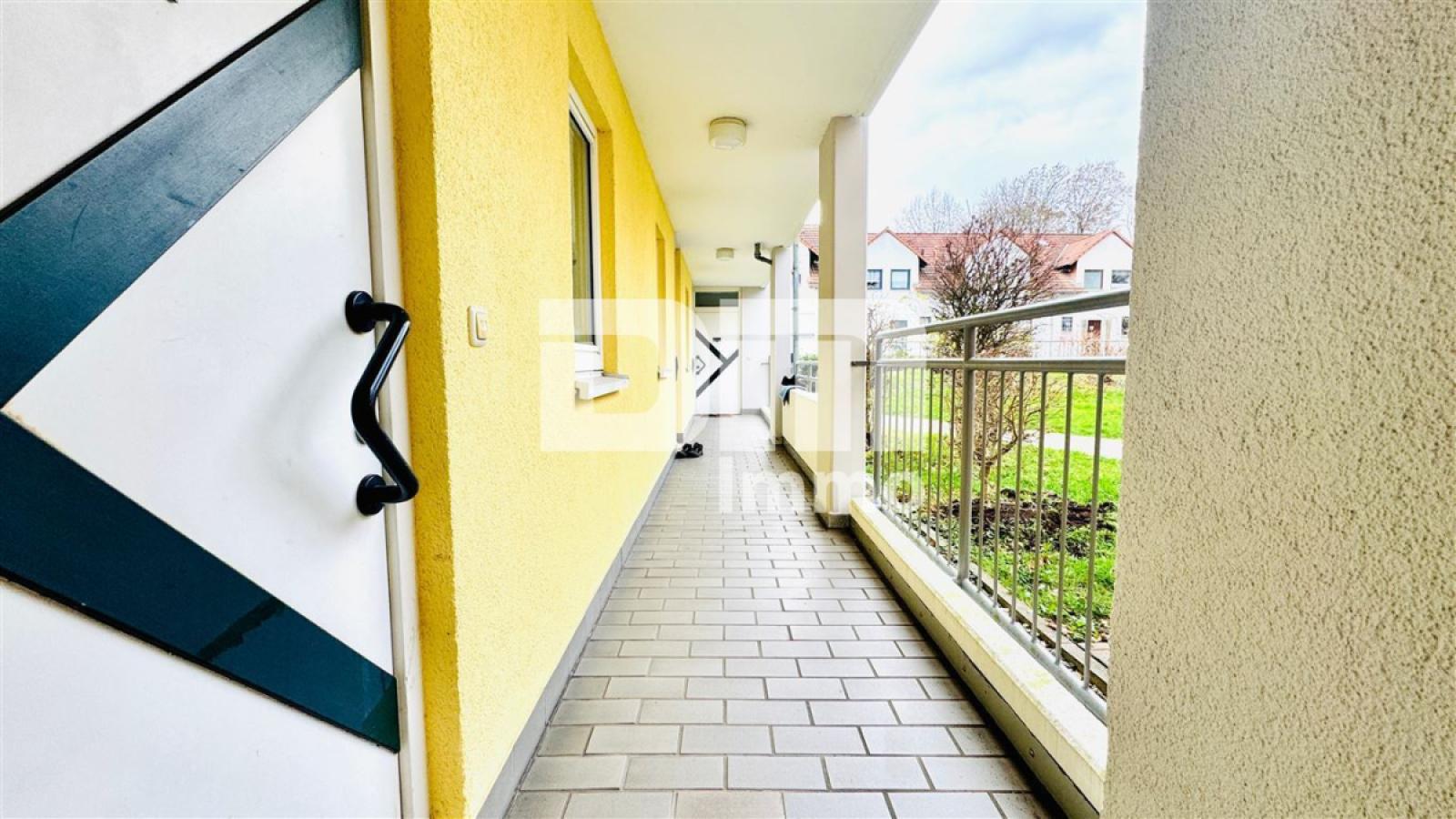 Ebenerdiger direkter Zugang zur WE überdacht