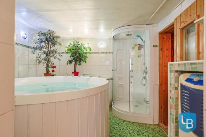 WE1 / KG: Whirlpool mit Dusche 