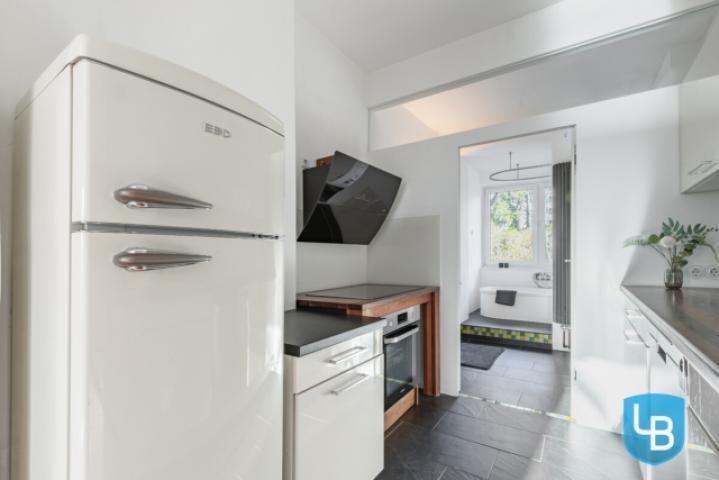 Küche mit Oberlicht zum Badezimmer