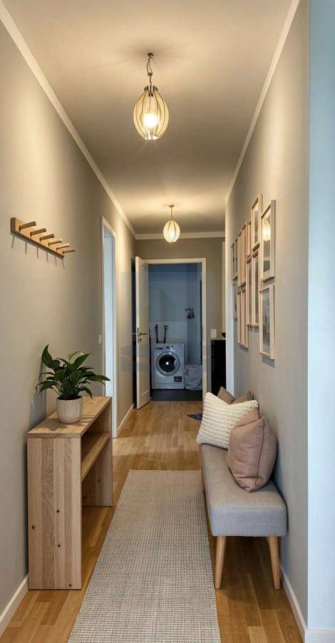 Flur - (KI generiert)