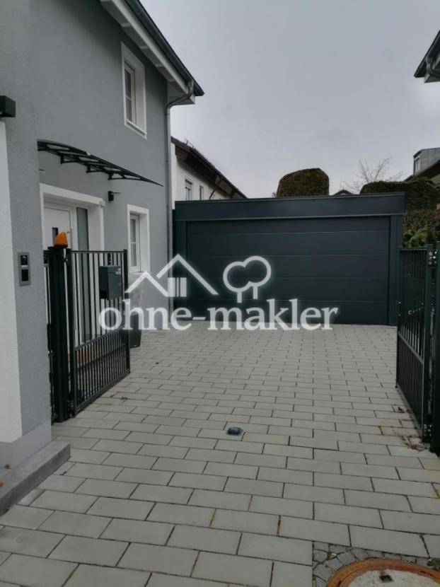 Einfahrtstor und Doppelcarport