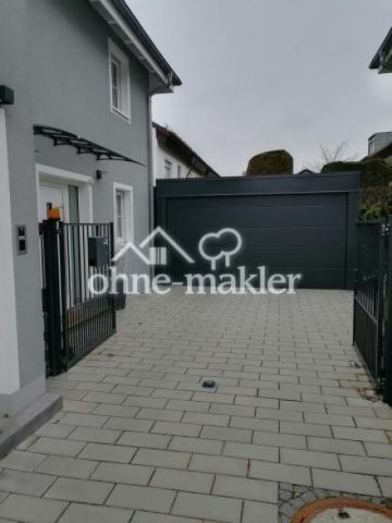 Einfahrtstor und Doppelcarport