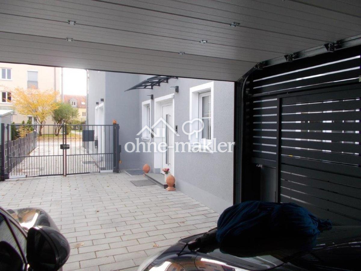 Vorplatz mit Einfahrtstor