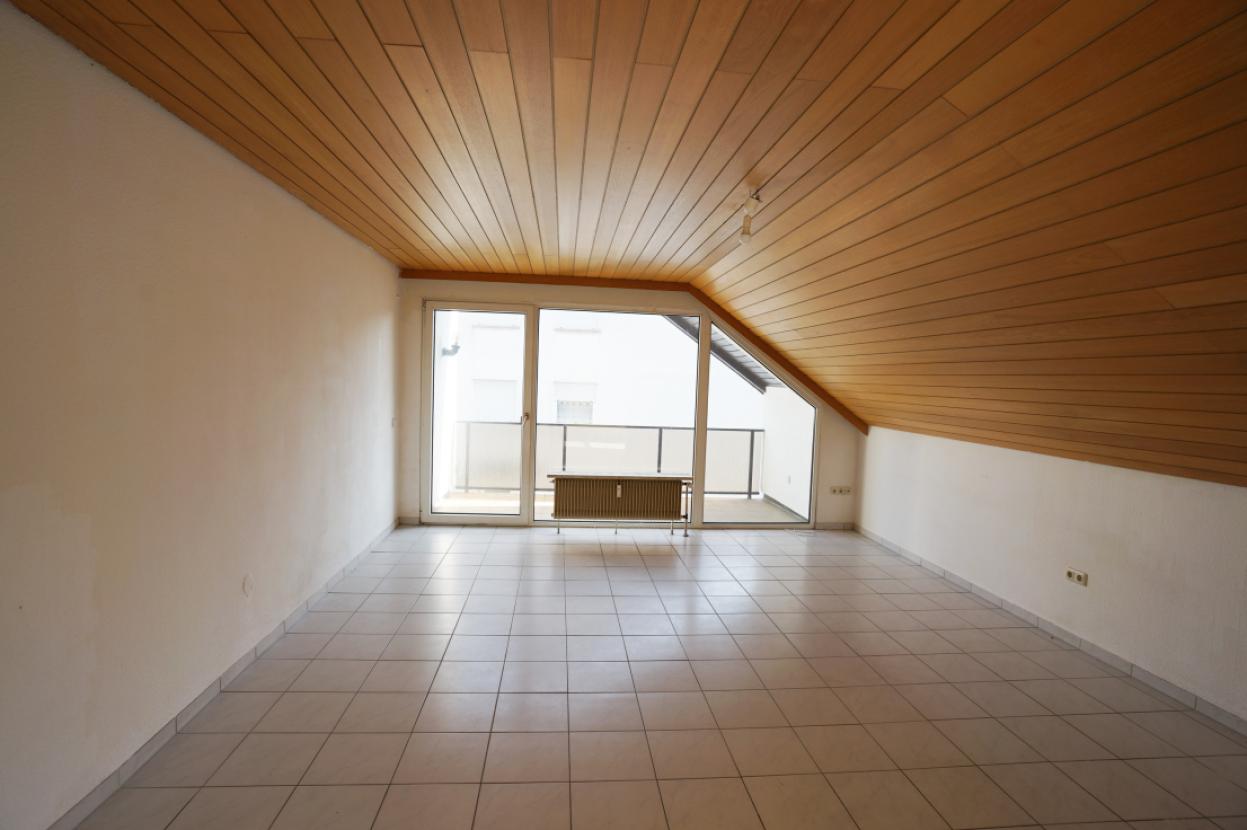 21 Wohnzimmer mit Balkon DG