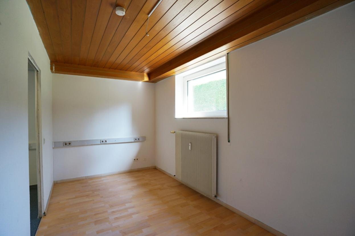 28 Abgetrennter Raum von Küche im UG