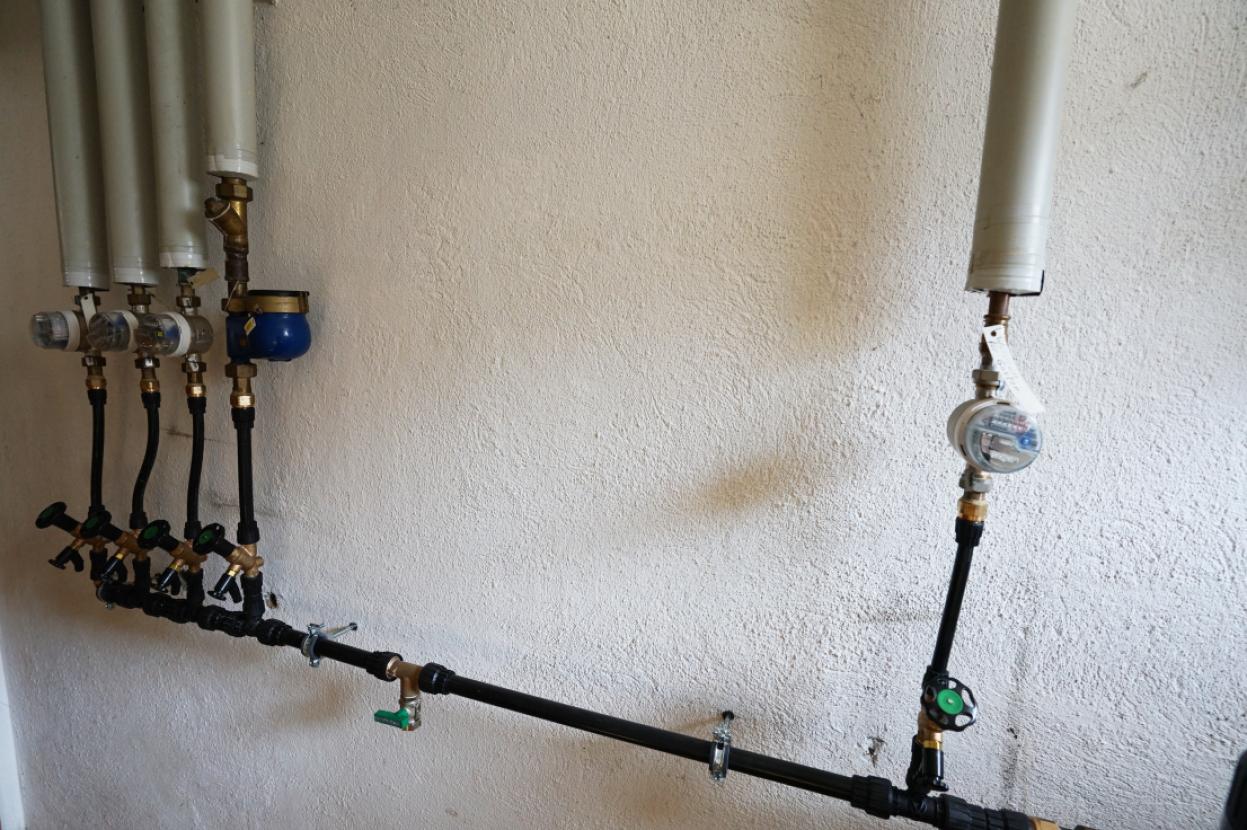 32 Wasseranschluss mit Wasseruhren im UG