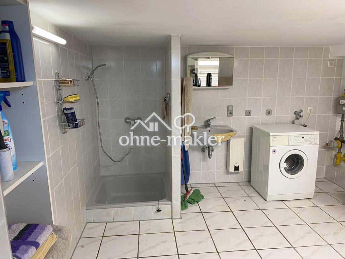 Hauswirtschaftsraum mit Dusche