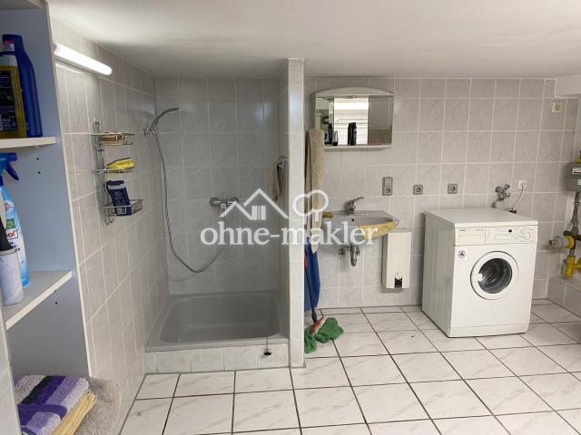 Hauswirtschaftsraum mit Dusche