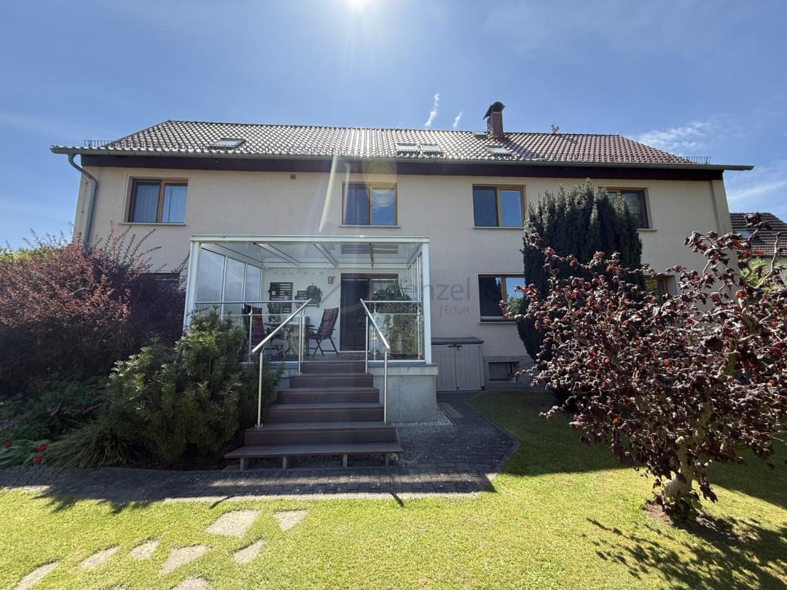 Blick auf das Haus vom Garten