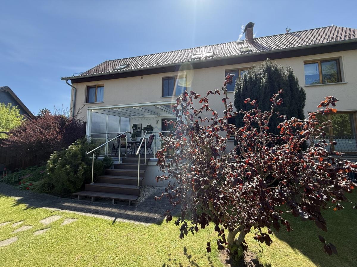 Blick auf das Haus vom Garten