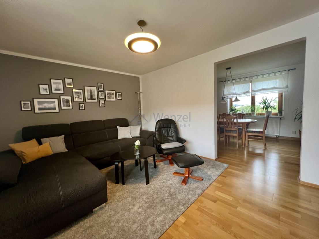 Wohnbereich mit Blick zum Esszimmer