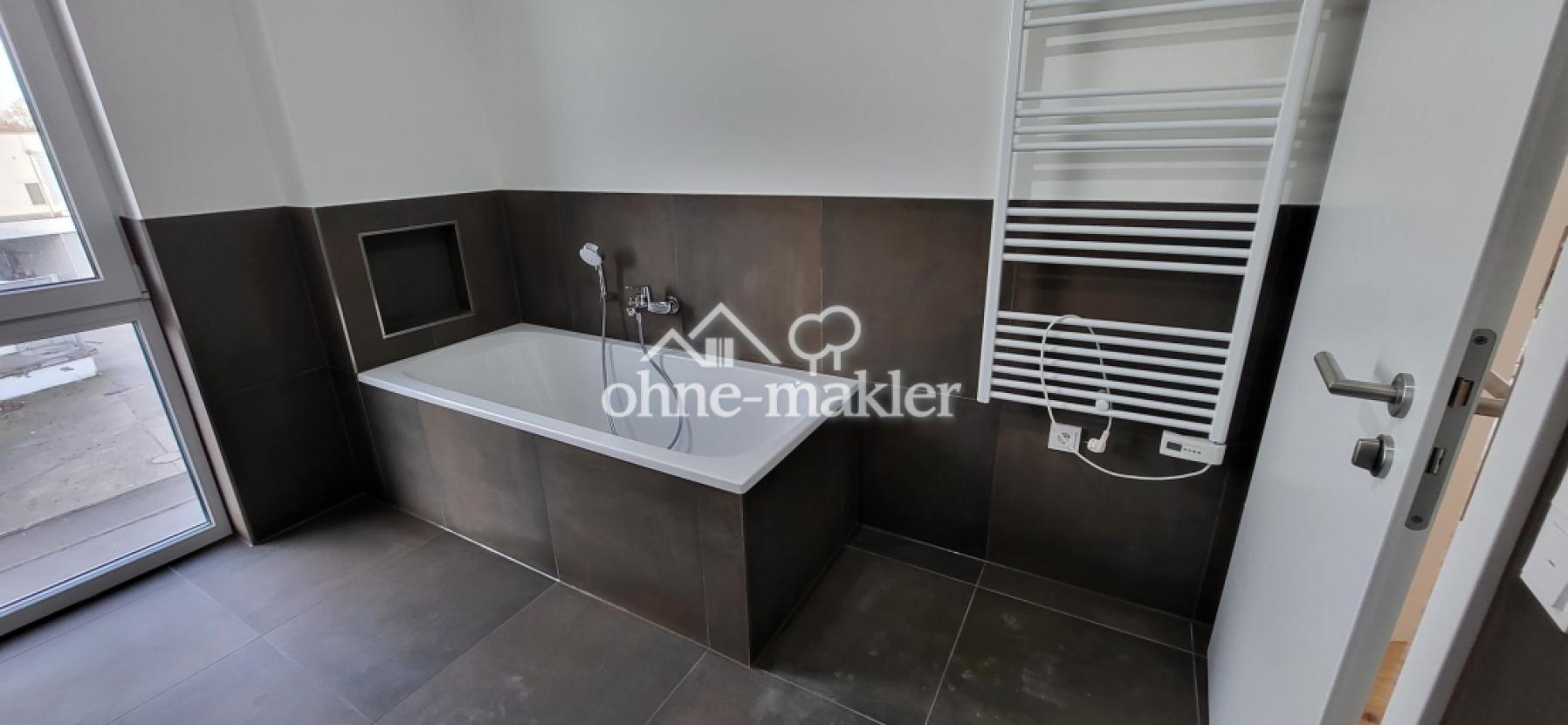 Masterbad mit Wanne und Dusche