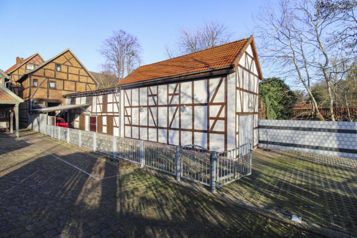 Hinterhof mit Garage und Carport