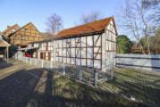 Hinterhof mit Garage und Carport