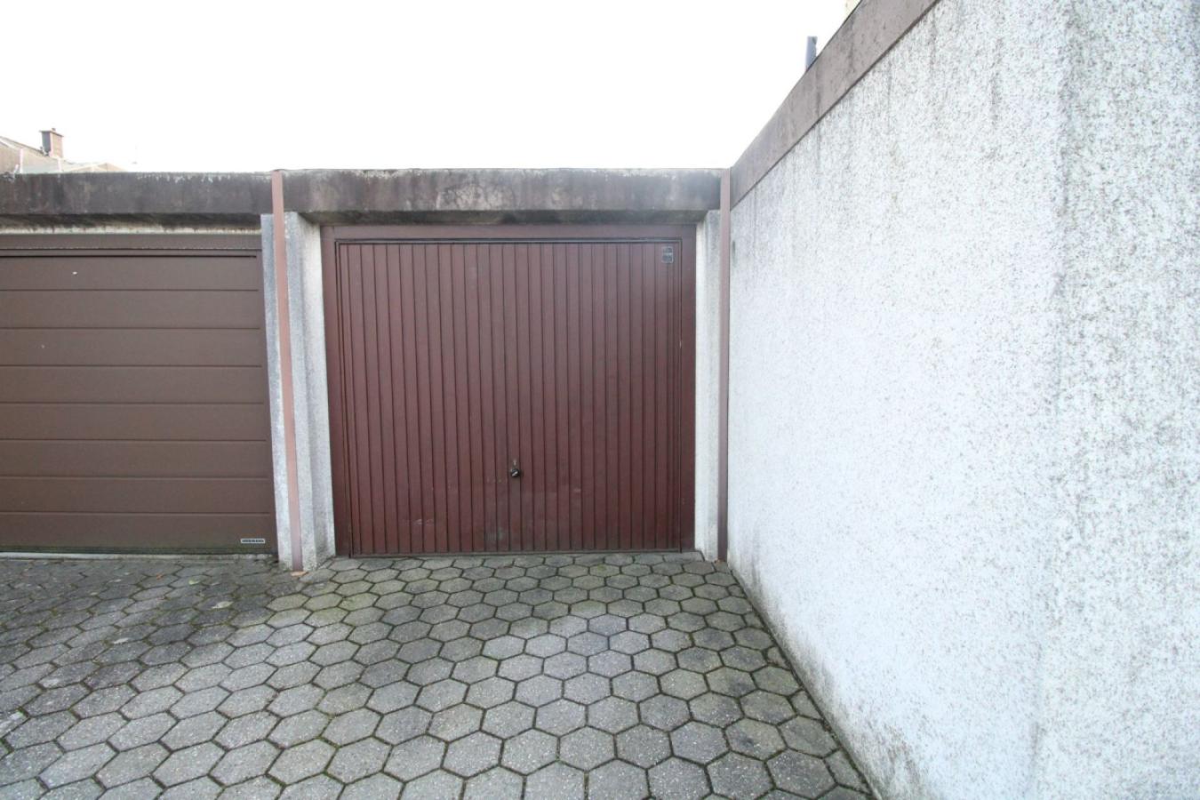 Garage und Stellplatz