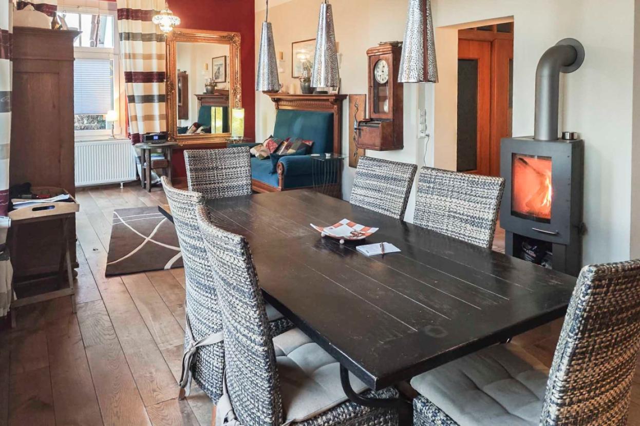 01_EG_Wohn- und Essbereich mit Kamin