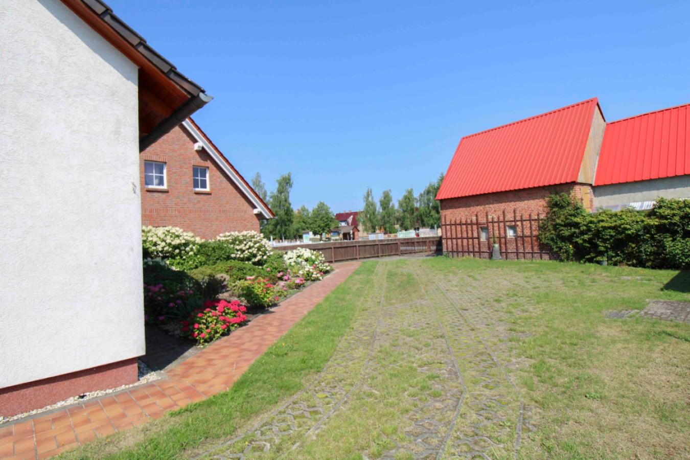 Einfahrt & Stellplätze