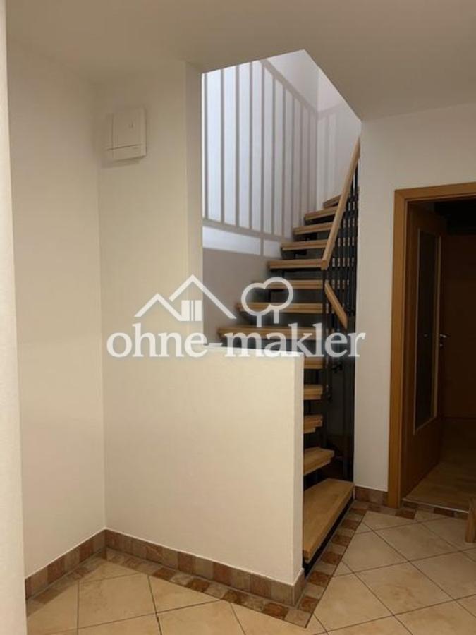 Flur mit Treppenaufgang OG