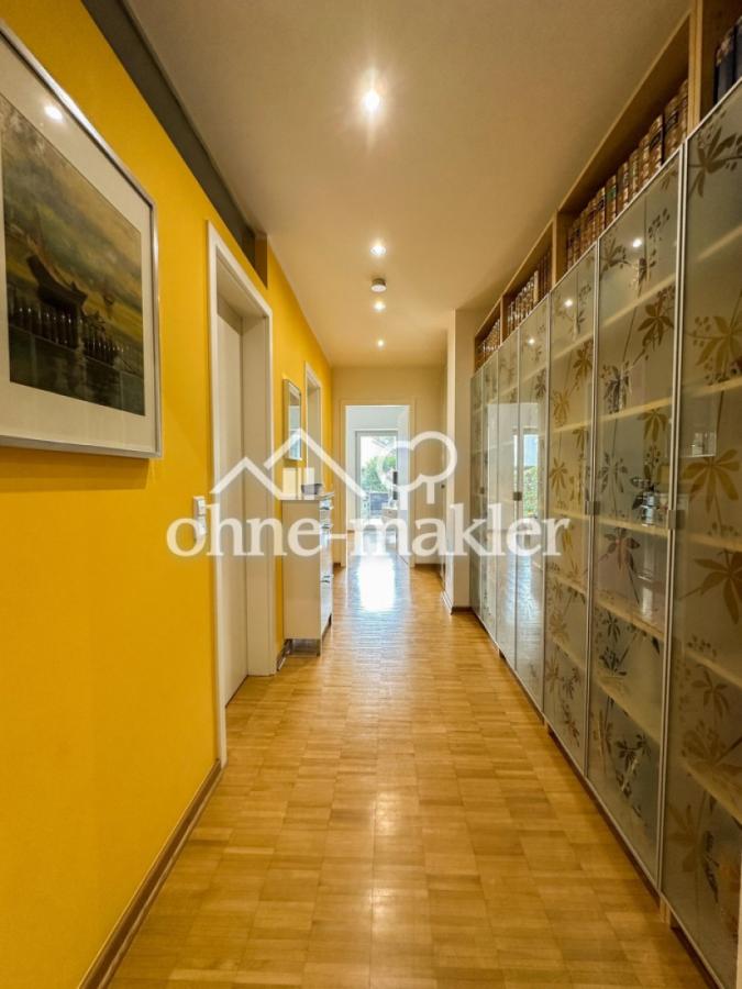 Flur (mit Bibliothek)