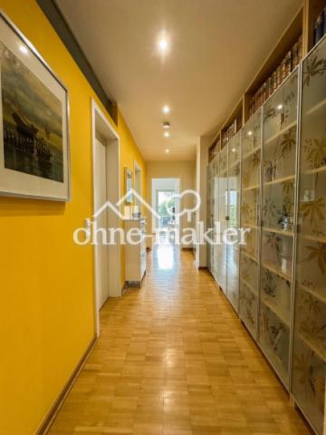 Flur (mit Bibliothek)