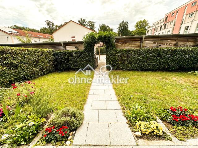 Garten & Weg zu den Carports