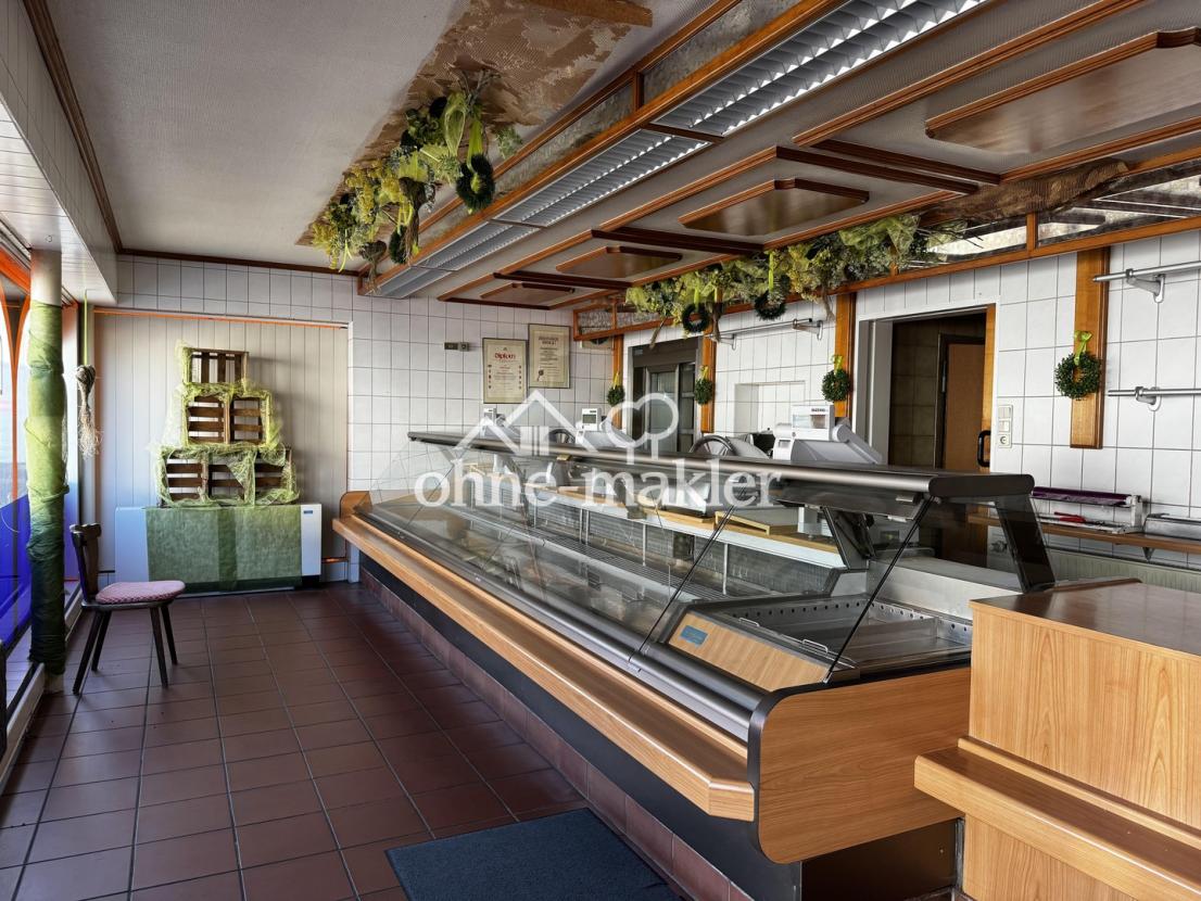 Verkaufsraum mit Kühltheke