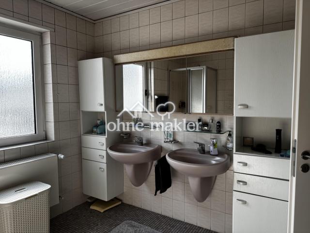 Tageslichtbad mit Badewanne