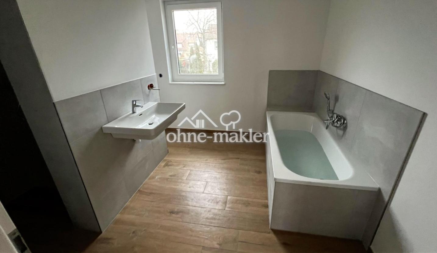 freundliches, helles Bad