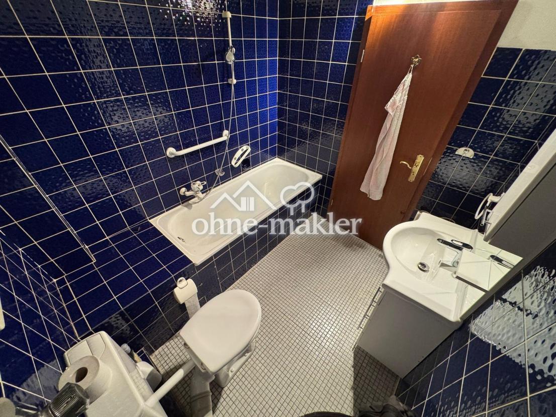 Badezimmer mit Wanne 