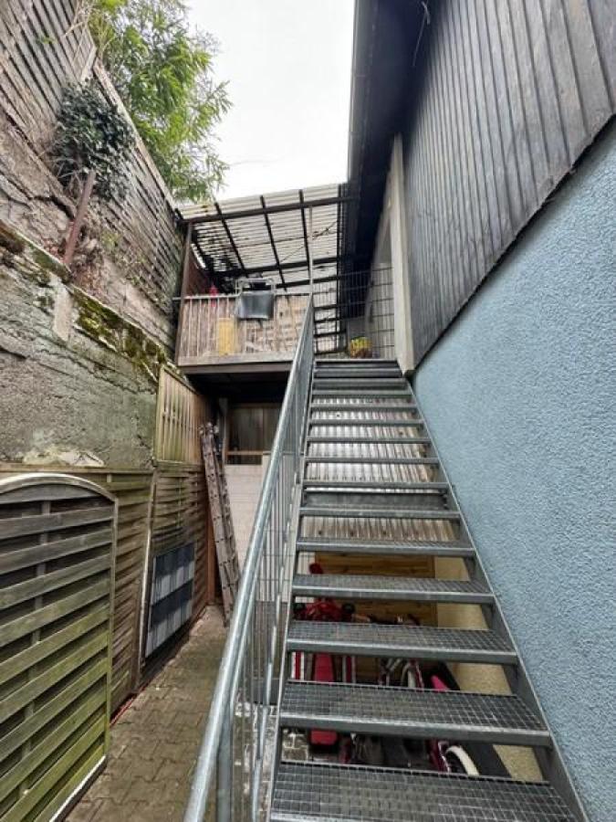 6 Rückseite mit Außentreppe zum OG