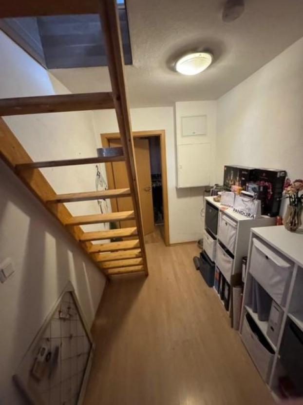 37 Flur mit Treppe zuzm ausgebauten DG