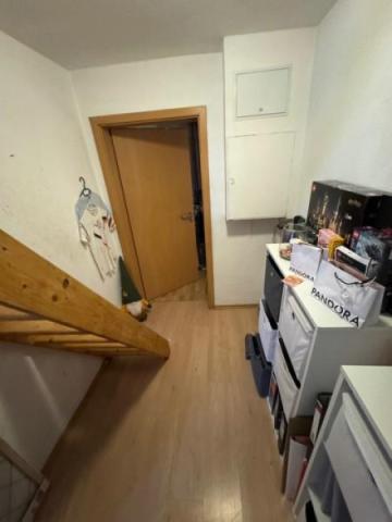 41 Flur mit Treppe zum ausgeb. DG