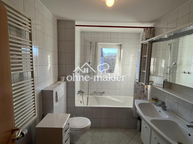 Tageslichtbad mit Waldblick