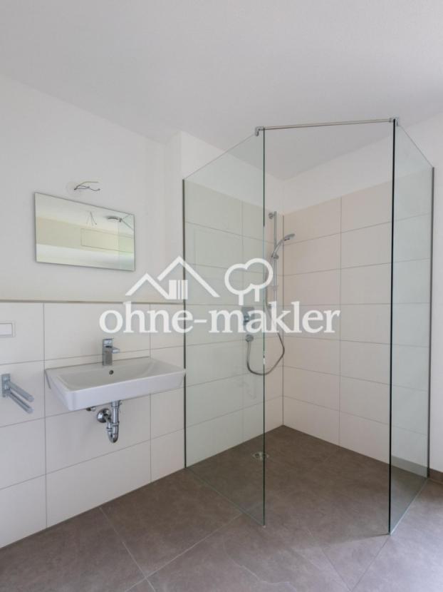 Bad mit Wanne und Dusche