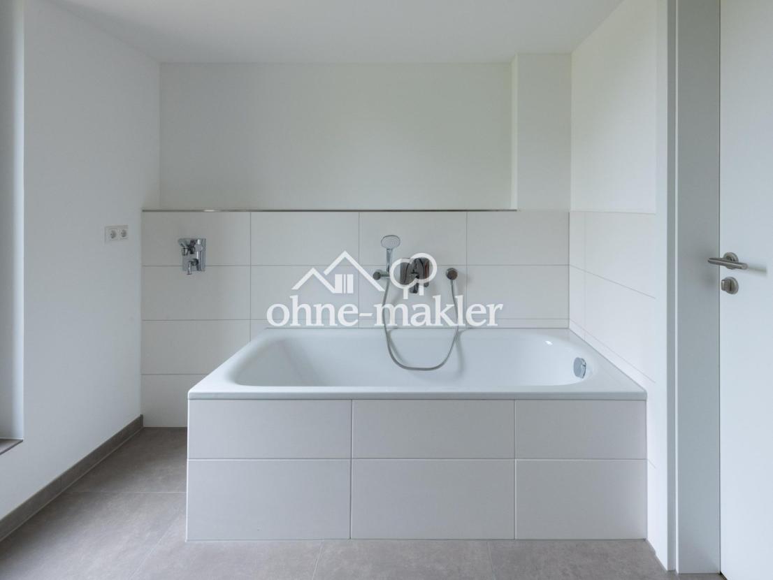 Bad mit Wanne und Dusche