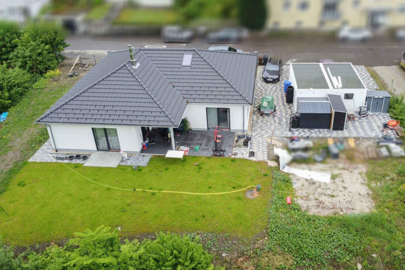 Außenansicht mit Garten