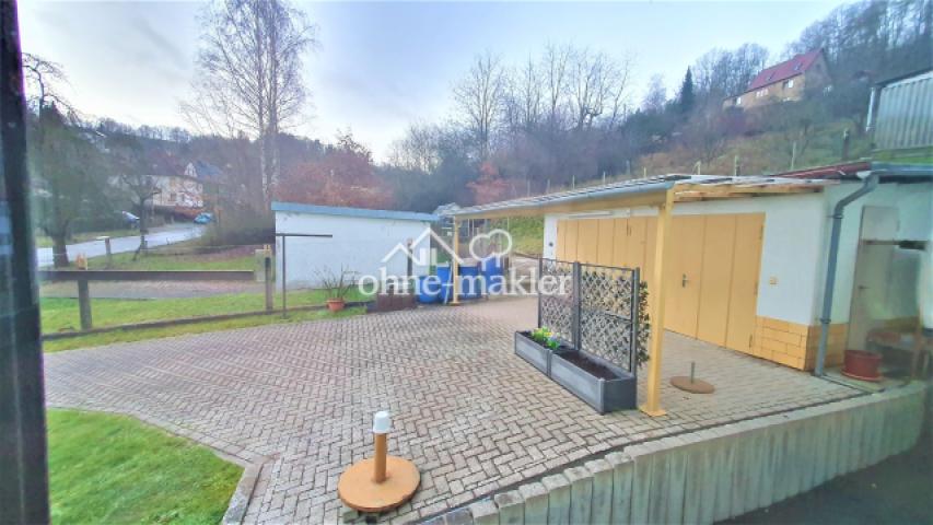 Doppelgarage und Vorplatz