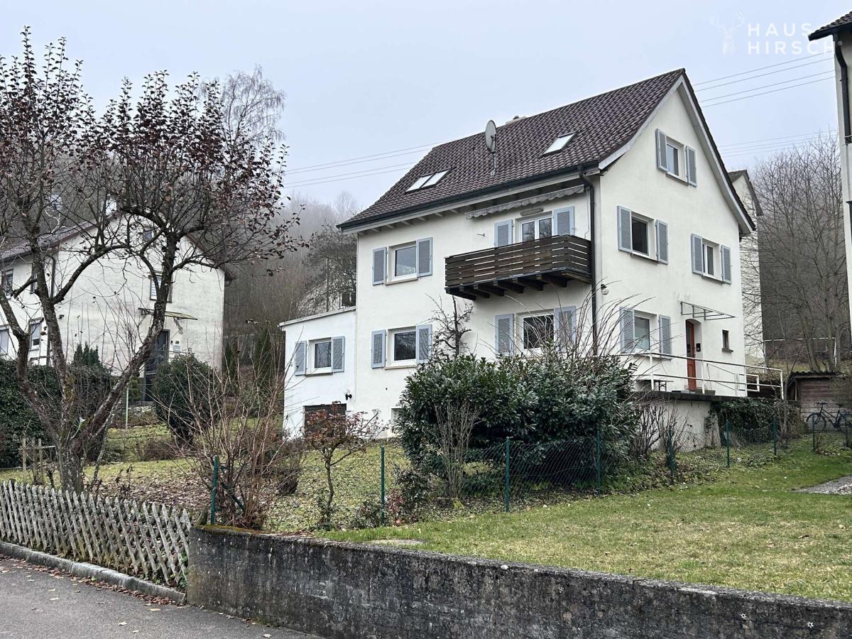 Front, von der ruhigen Seitenstraße aus