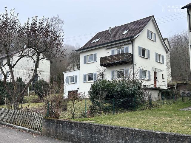 Front, von der ruhigen Seitenstraße aus