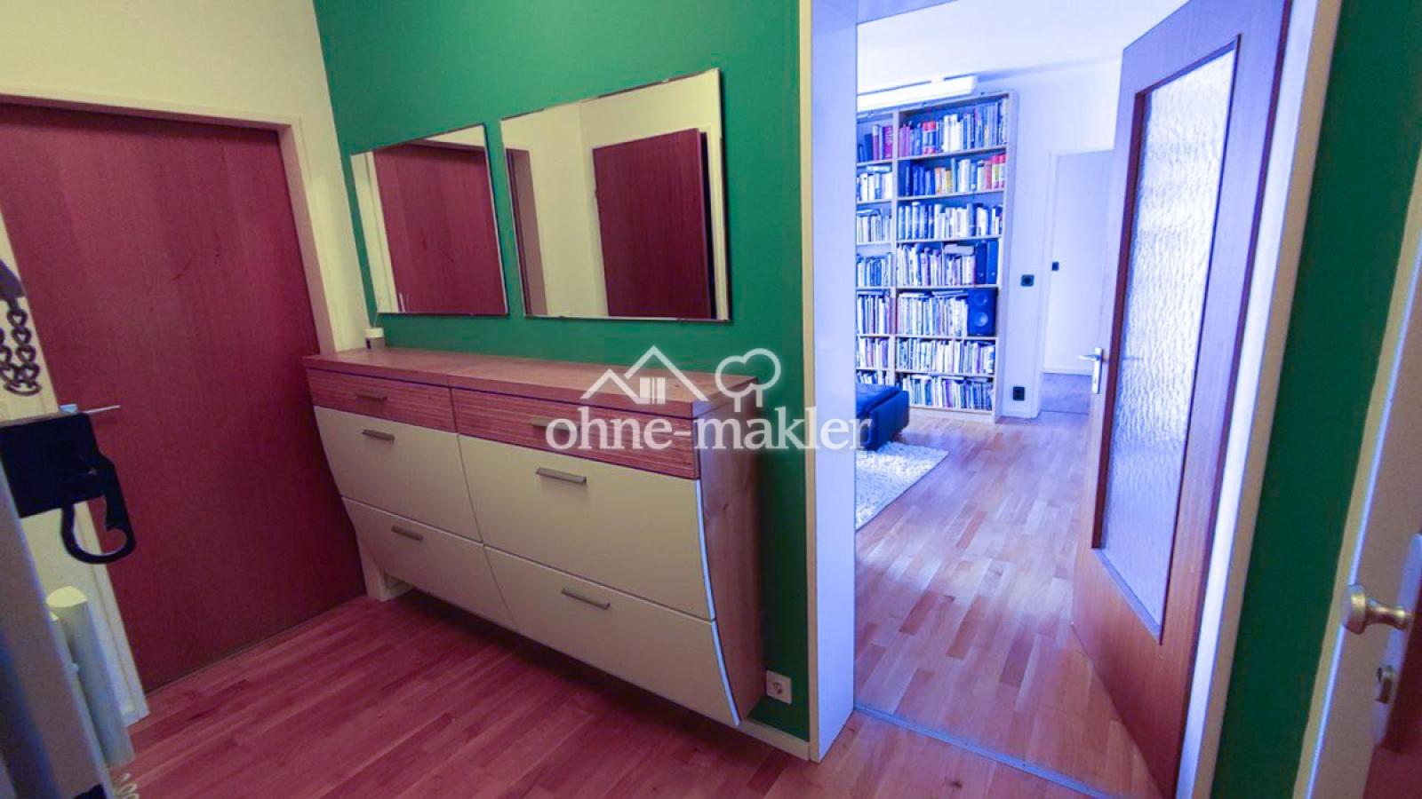 1. Flur, Blick ins Wohnzimmer