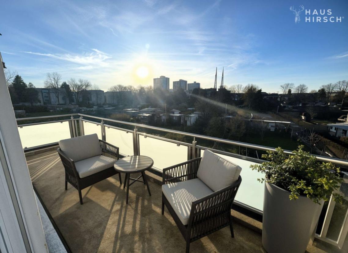 großer Balkon virtuell möbliert