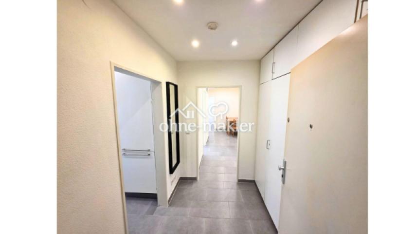 li Küche , re Einbauschrank