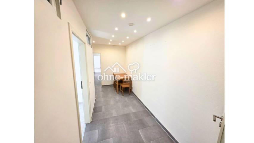 li Zi 1, Essplatz davor