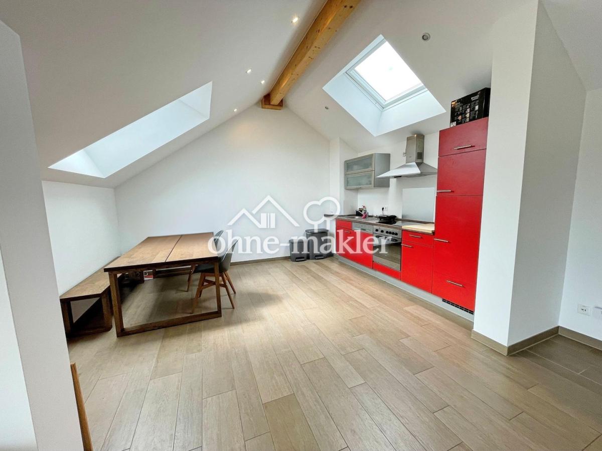 Einbauküche + großer Essplatz