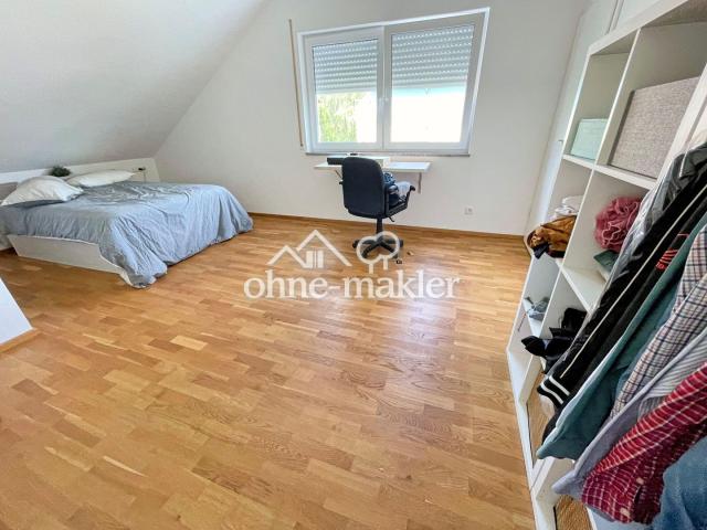 Schlafzimmer mit Arbeitsplatz