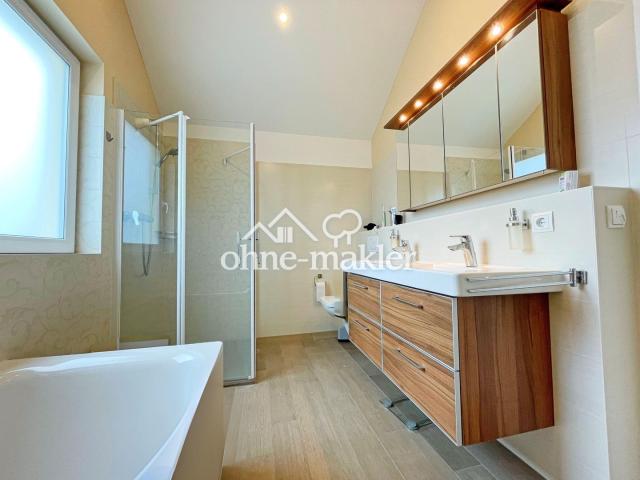 schickes Badezi. mit Fenster