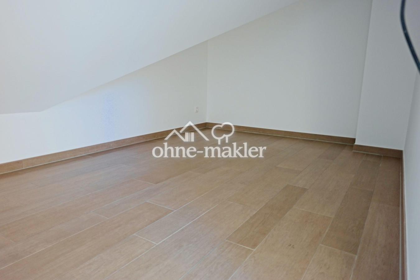 einer vor drei Abstellräumen