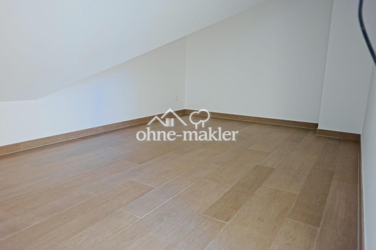 einer vor drei Abstellräumen