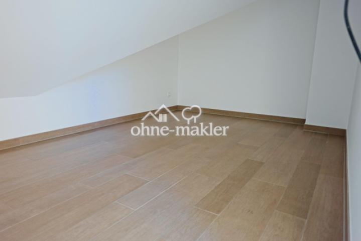 einer vor drei Abstellräumen