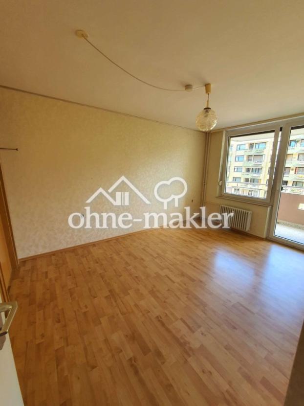 Wohn-Zi. mit verglastem Balkon